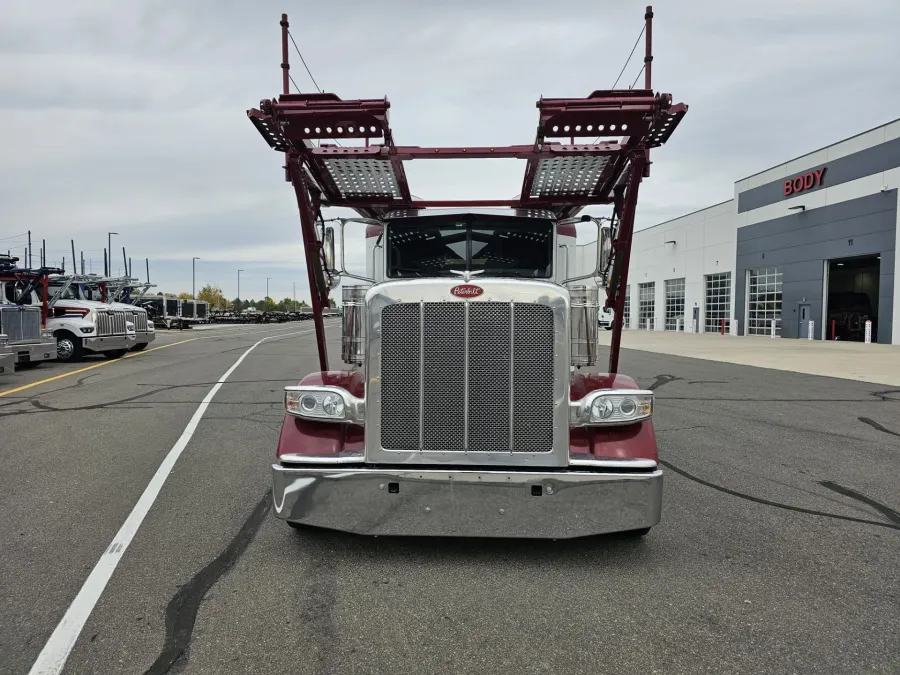 2023 Peterbilt 389 | Photo 2 of 21