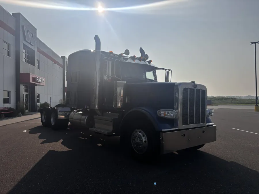 2022 Peterbilt 389 | Photo 4 of 18