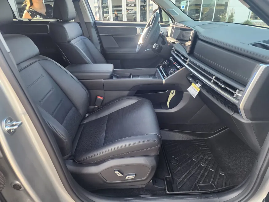 2024 Hyundai Santa Fe Limited | Photo 20 of 30