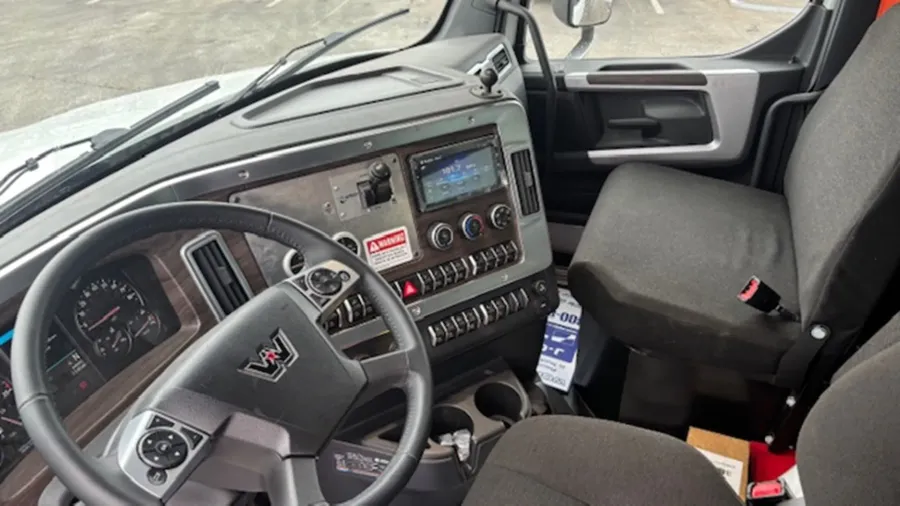 2027 Western Star 47X | Photo 9 of 12