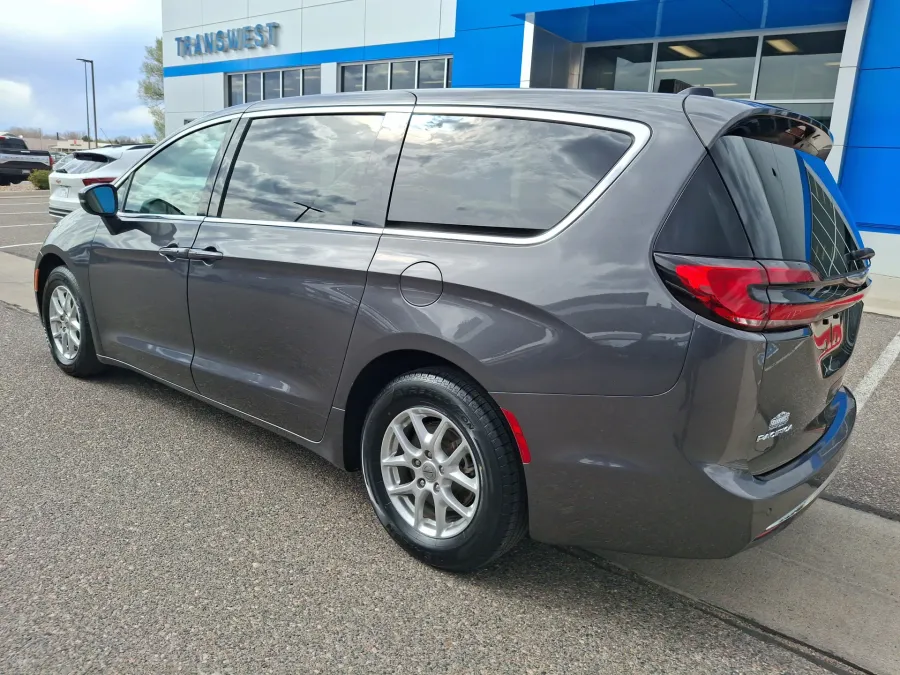 2023 Chrysler Pacifica Touring L | Photo 2 of 23