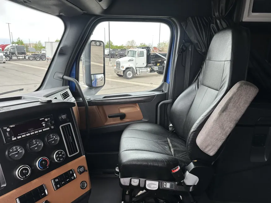 2023 Freightliner Cascadia | Photo 10 of 24