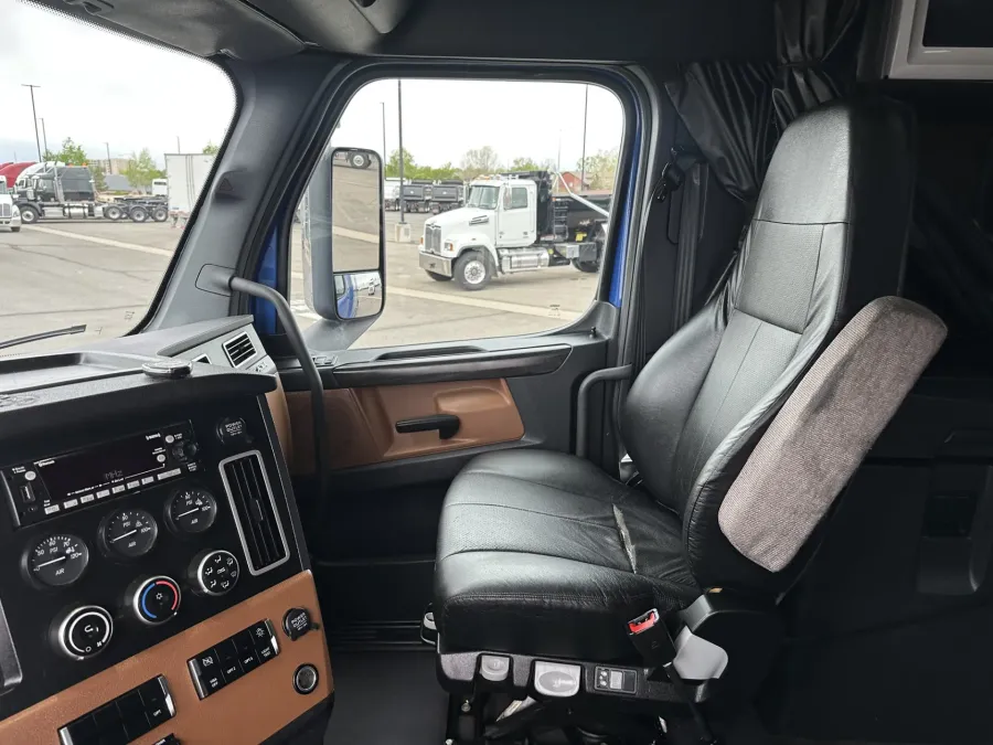 2023 Freightliner Cascadia | Photo 10 of 24