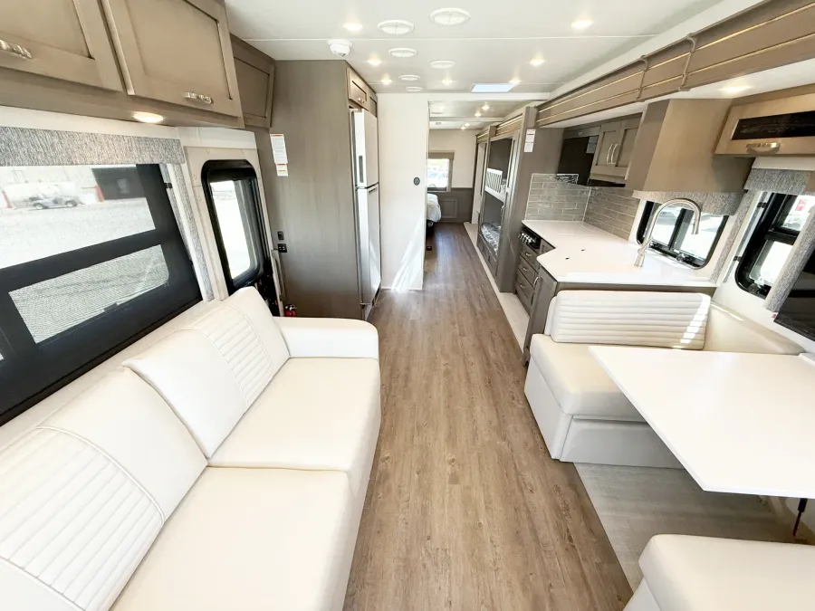 2027 Newmar Bay Star 3640 | Photo 4 of 31