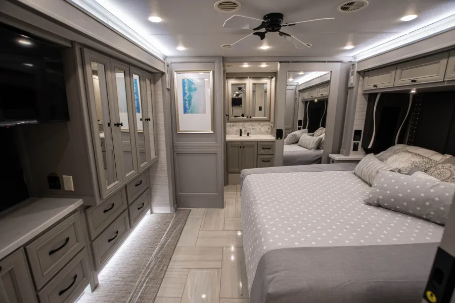 2026 Tiffin Phaeton 37BH | Photo 21 of 25