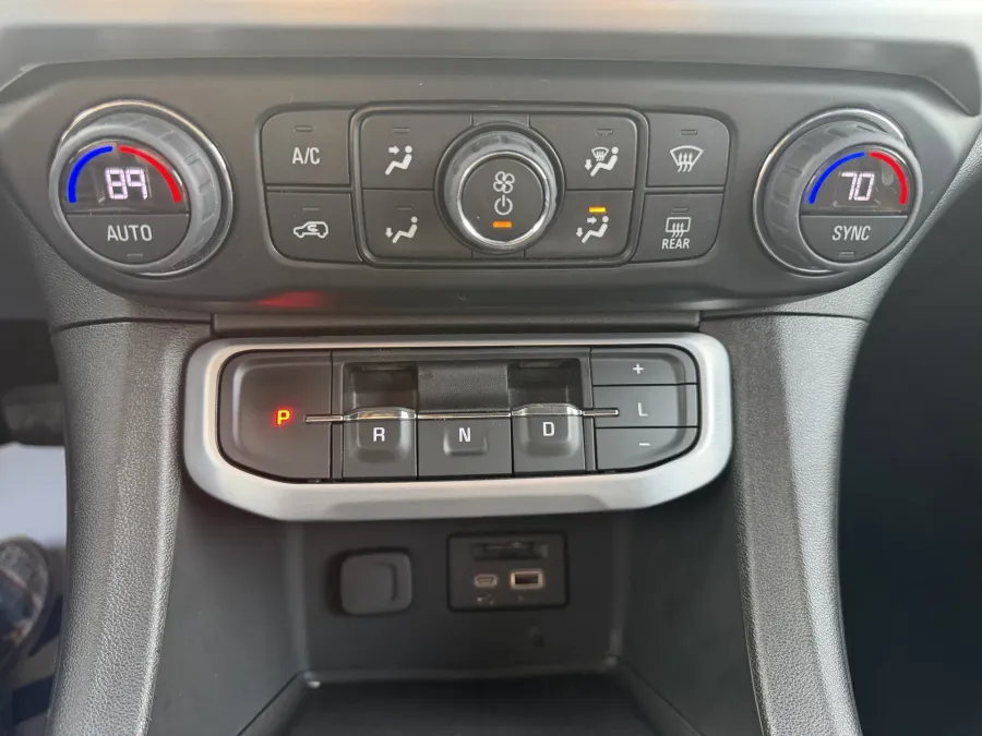 2023 GMC Acadia SLT | Photo 18 of 22