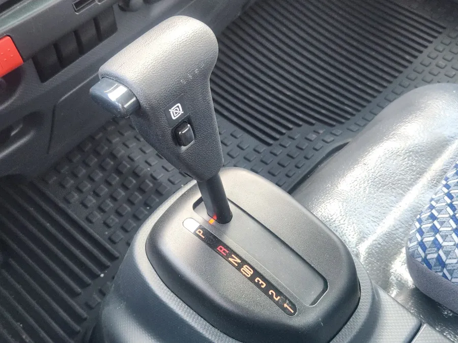 2025 Isuzu NRR | Photo 14 of 21