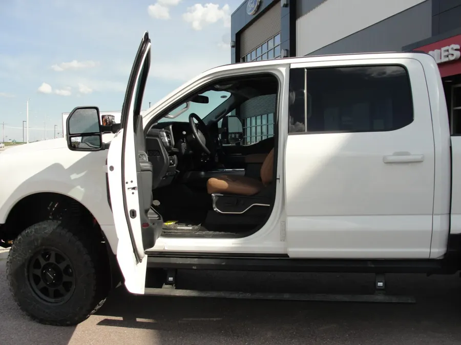 2024 Ford F-250 | Photo 8 of 17