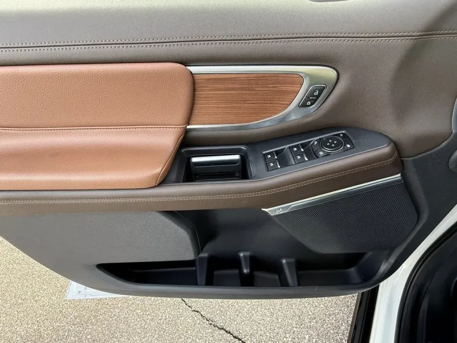 2025 Ford Expedition Max | Photo 15 of 34