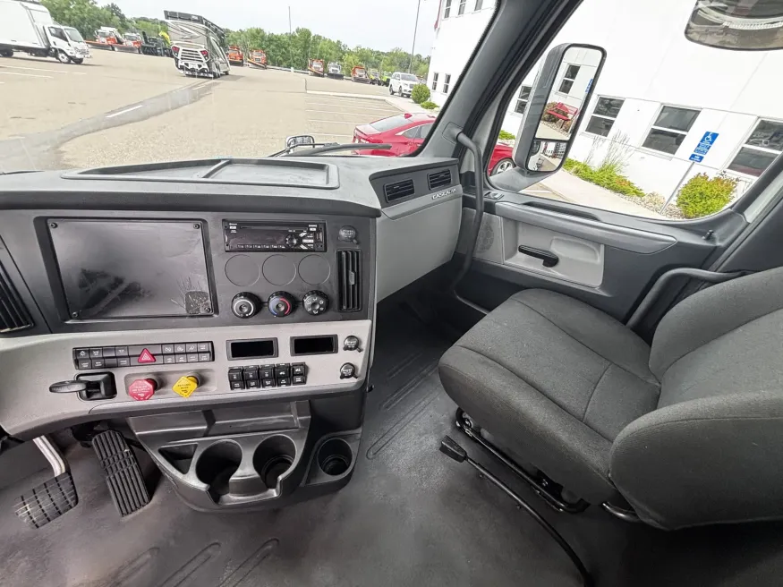 2020 Freightliner Cascadia 126 | Photo 13 of 15