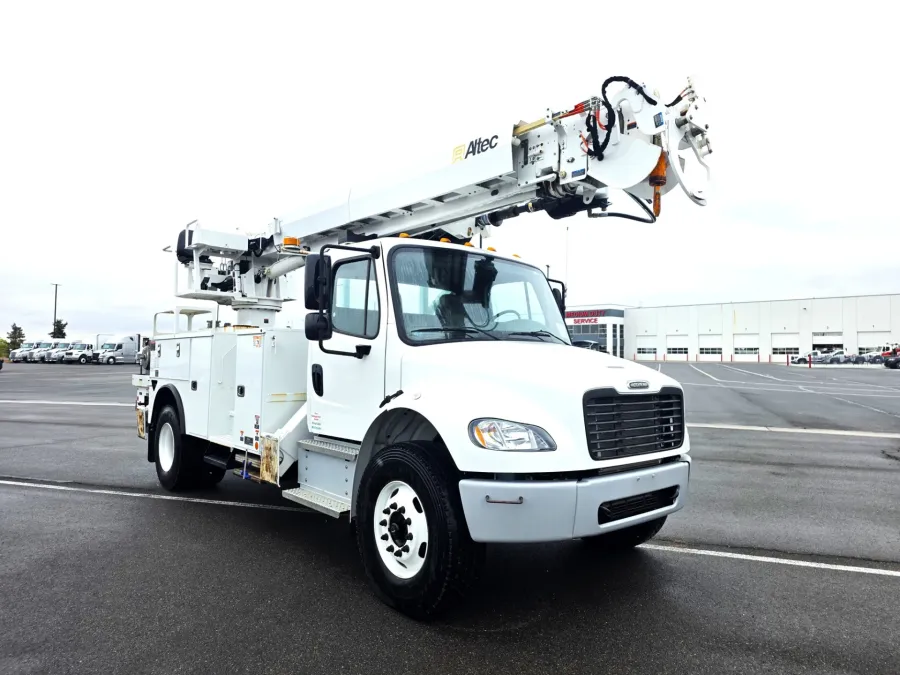 2022 Freightliner M2 106 | Photo 3 of 36