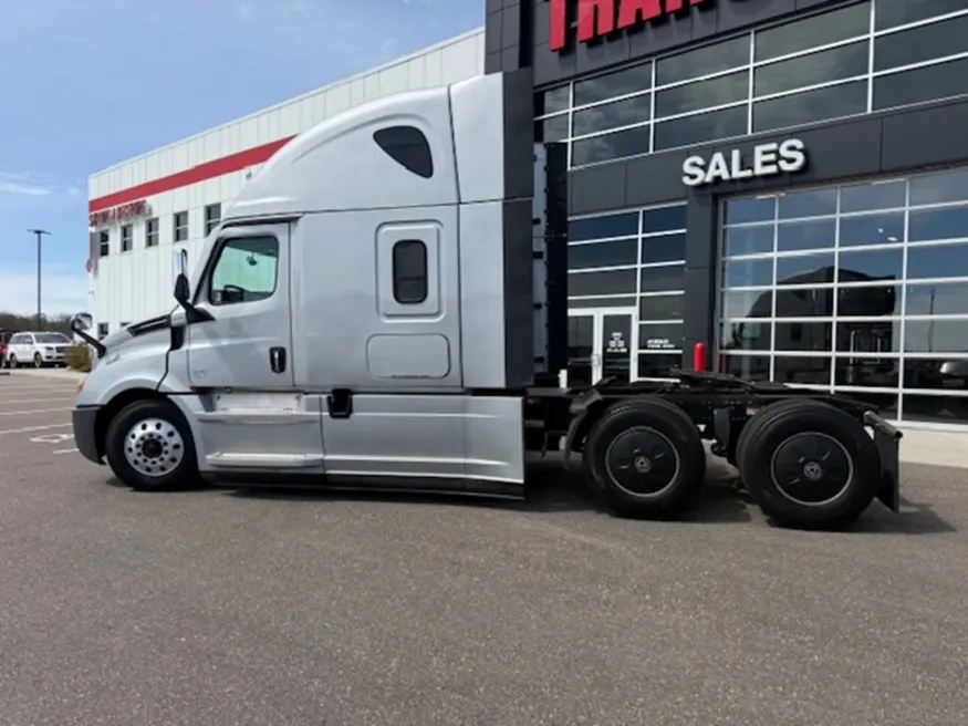 2020 Freightliner Cascadia | Photo 3 of 15