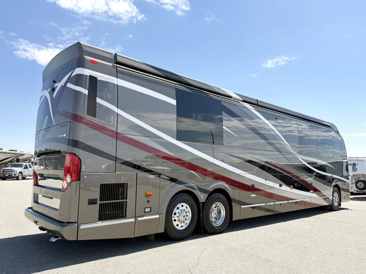 2023 Emerald Prevost H3-45 Double Slide | Photo 3 of 15