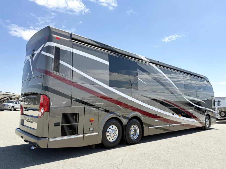 2023 Emerald Prevost H3-45 Double Slide | Photo 3 of 15