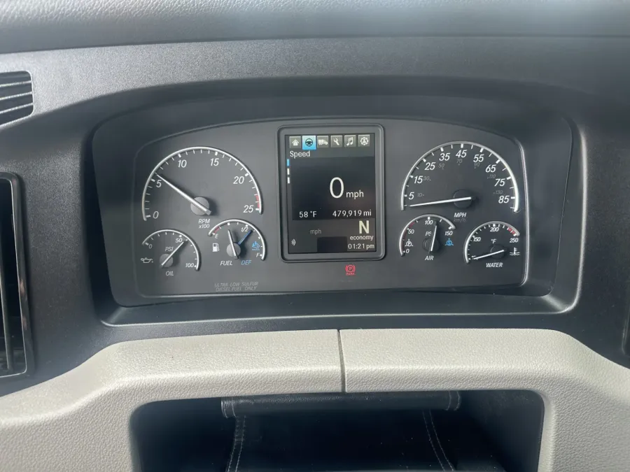 2020 Freightliner Cascadia | Photo 11 of 18