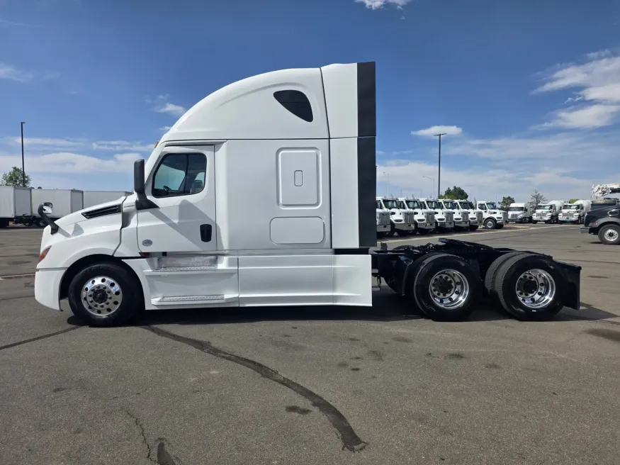 2023 Freightliner Cascadia 126 | Photo 8 of 22