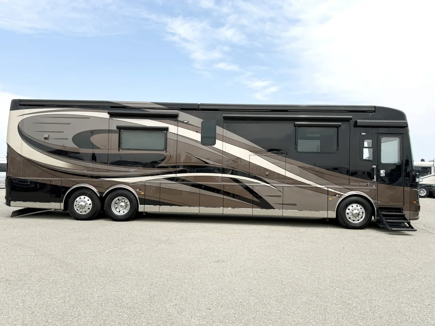 2018 Newmar King Aire 4553 | Photo 2 of 33