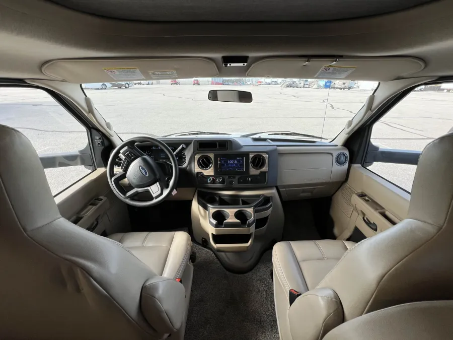 2022 Thor Four Winds 27R | Photo 11 of 37