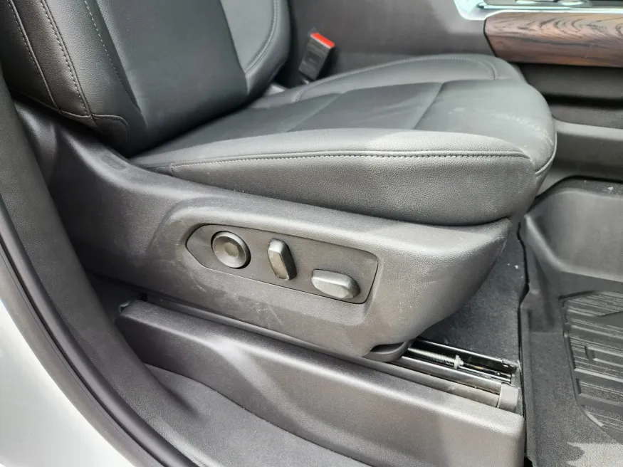 2025 GMC Sierra 2500HD SLT | Photo 19 of 32