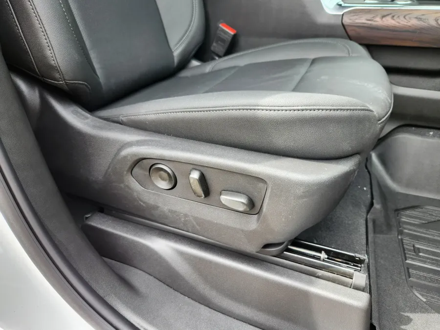 2025 GMC Sierra 2500HD SLT | Photo 19 of 32