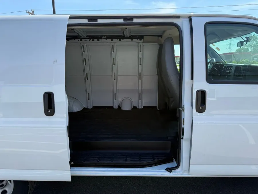 2025 Chevrolet Express 2500 Work Van | Photo 10 of 21