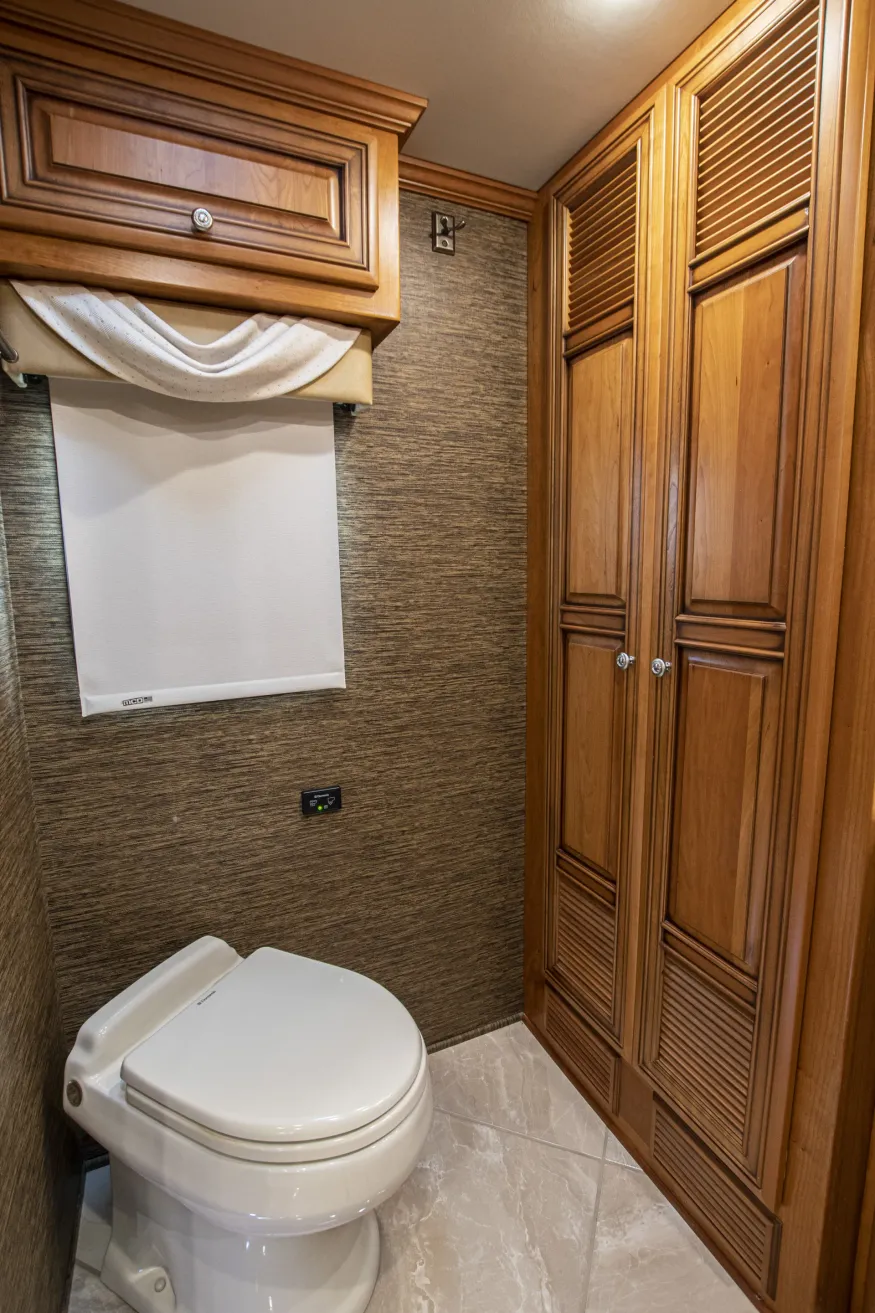 2015 Newmar Dutch Star 4018 | Photo 31 of 32