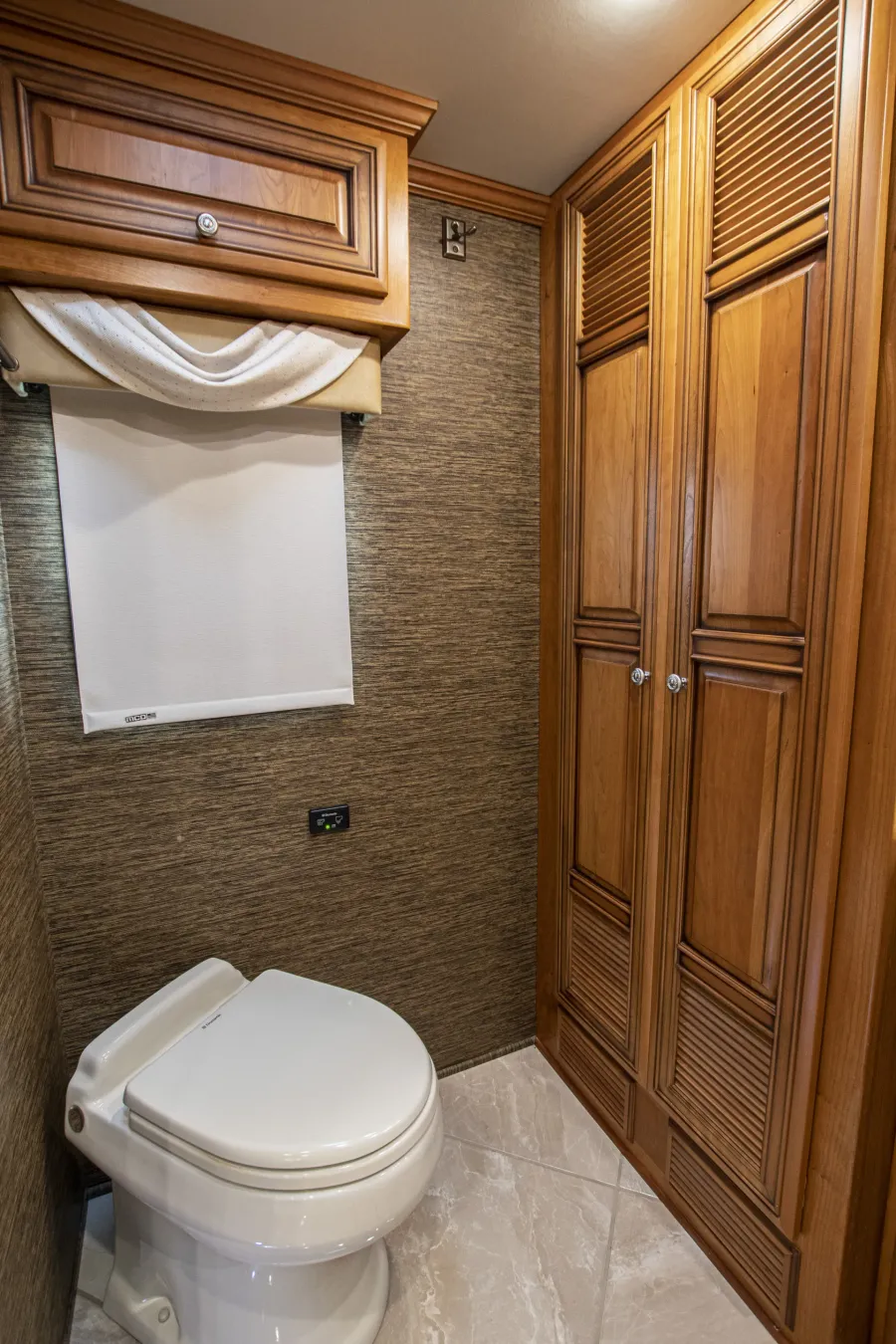 2015 Newmar Dutch Star 4018 | Photo 31 of 32