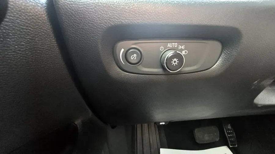 2023 Chevrolet Traverse | Photo 13 of 31