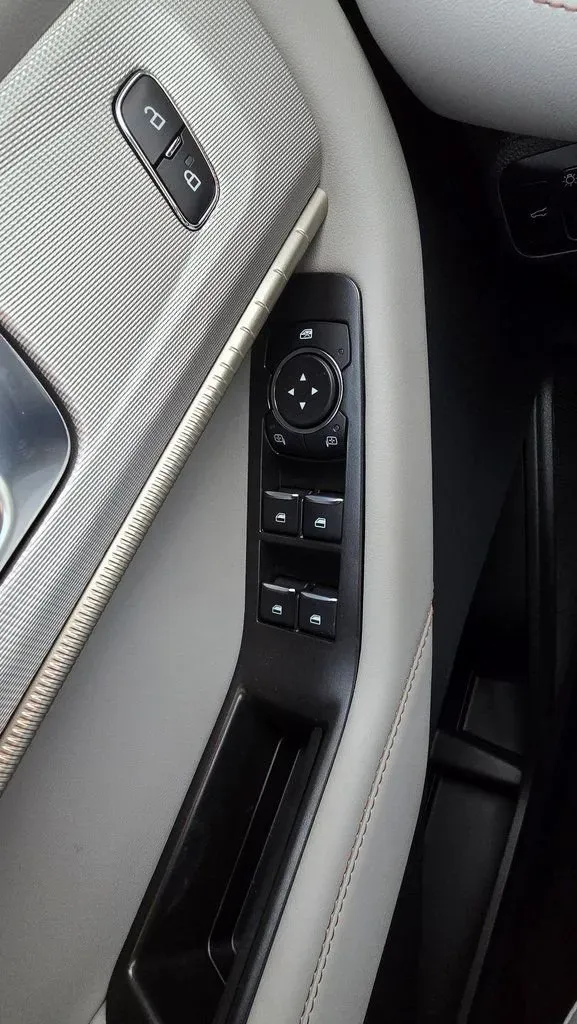 2026 Ford Explorer | Photo 13 of 32