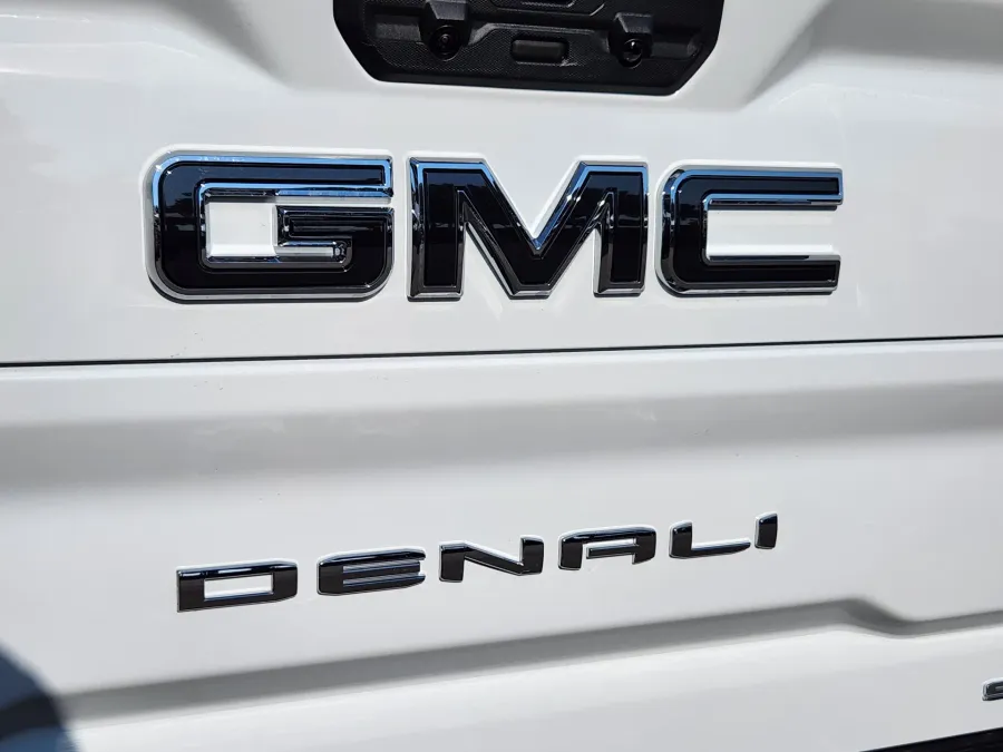 2025 GMC Sierra 3500HD Denali Ultimate | Photo 13 of 32