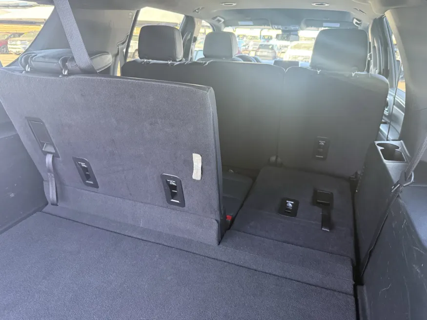 2024 GMC Yukon XL SLT | Photo 8 of 20