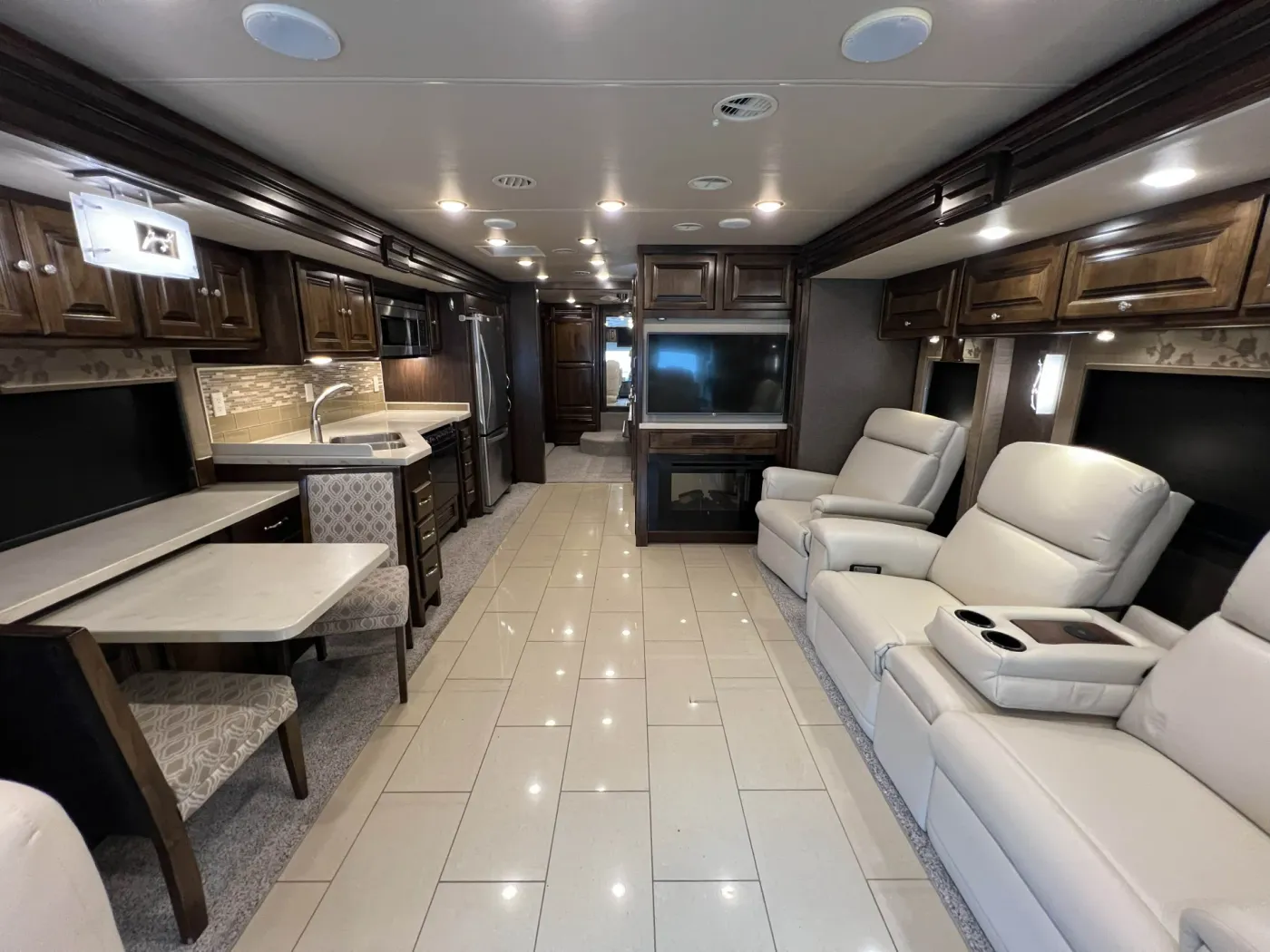 2016 Tiffin Allegro Red 33AA | Photo 3 of 21