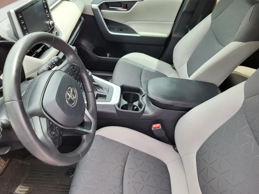 2020 Toyota RAV4 XLE | Photo 11 of 26