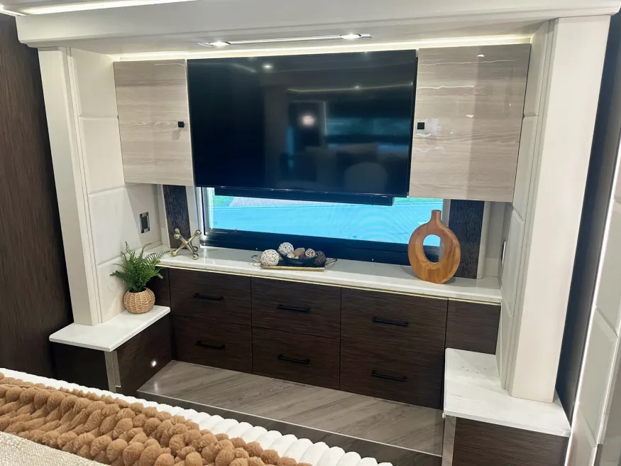 2023 Emerald Luxury Coaches Prevost H3-45 Triple Slide | Photo 28 of 41