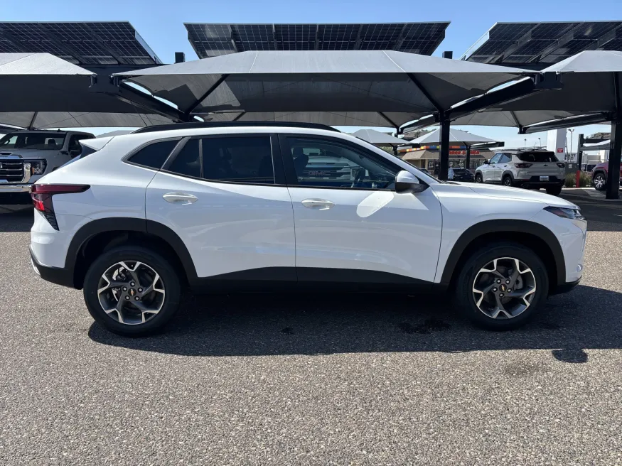 2025 Chevrolet Trax LT | Photo 5 of 20