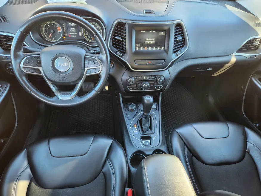 2019 Jeep Cherokee Latitude Plus | Photo 11 of 29