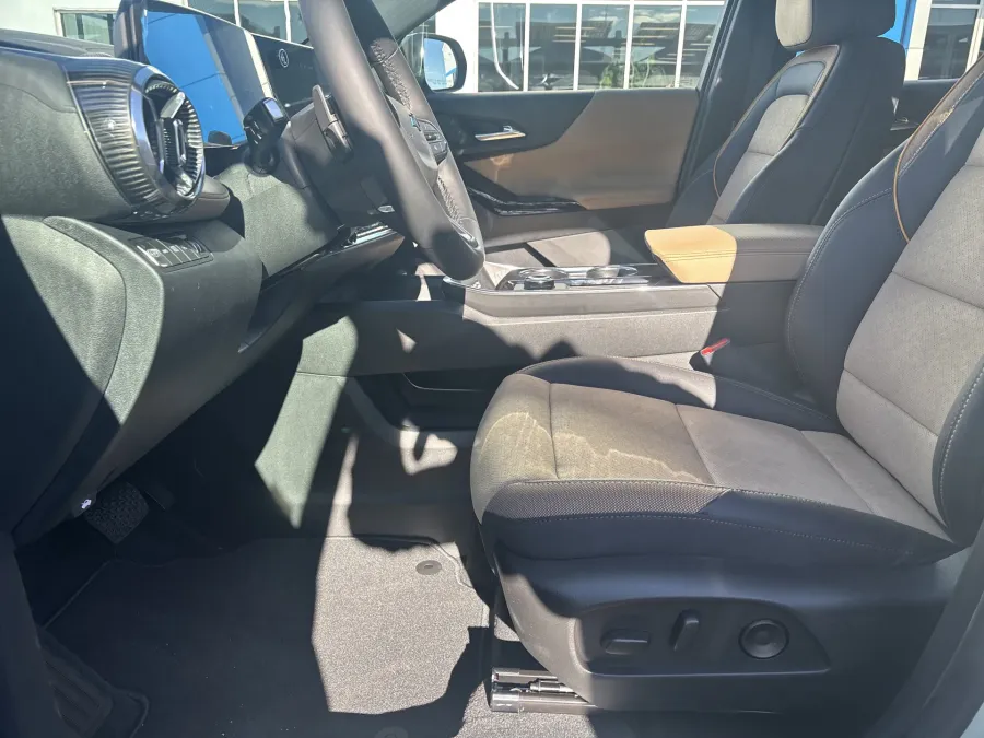 2026 Chevrolet Equinox AWD ACTIV | Photo 15 of 22