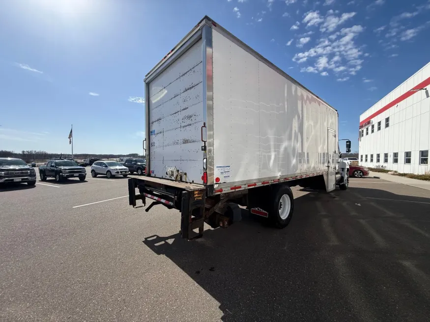 2016 Hino 268 | Photo 10 of 11