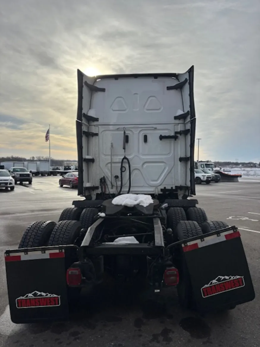 2024 Freightliner Cascadia | Photo 6 of 16