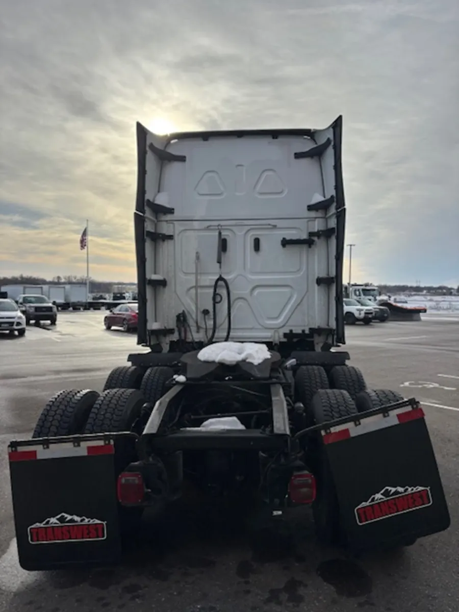 2024 Freightliner Cascadia | Photo 6 of 16