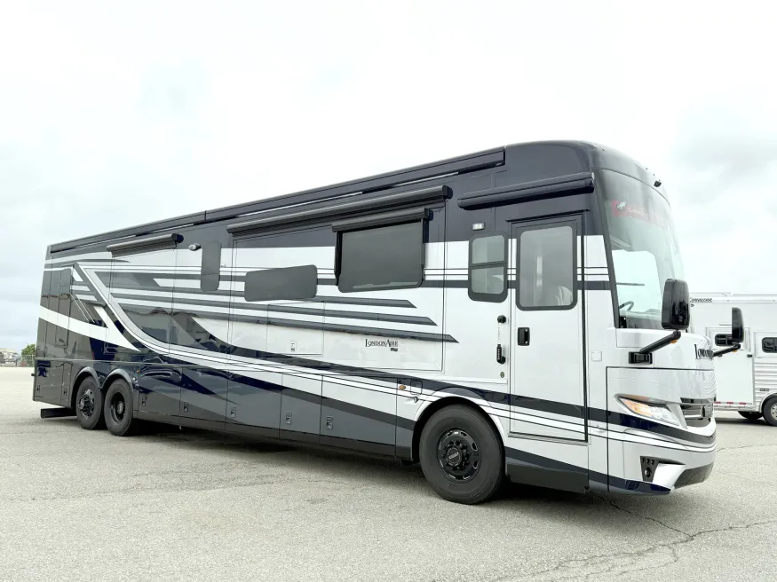 2026 Newmar London Aire 4551 | Photo 1 of 33