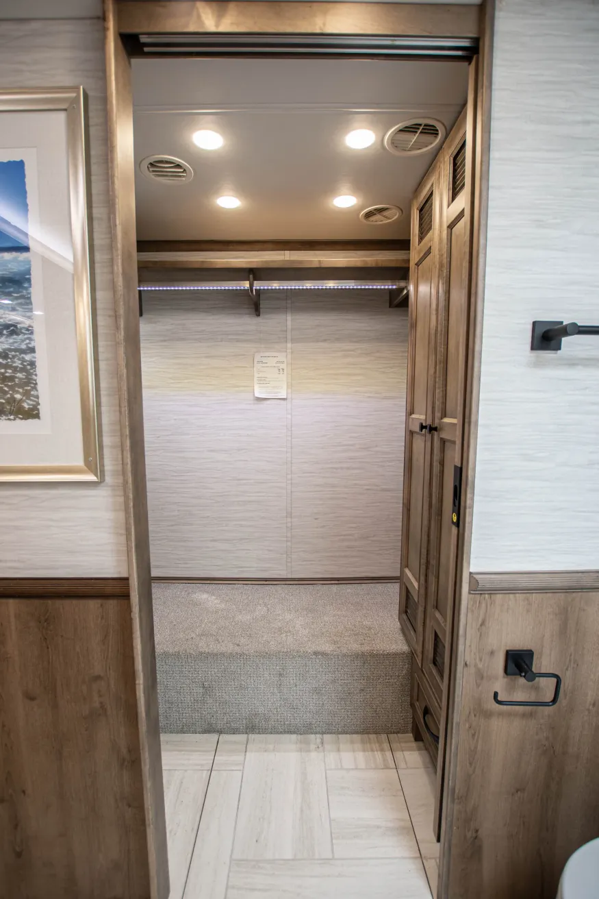 2026 Tiffin Phaeton 44OH | Photo 28 of 31