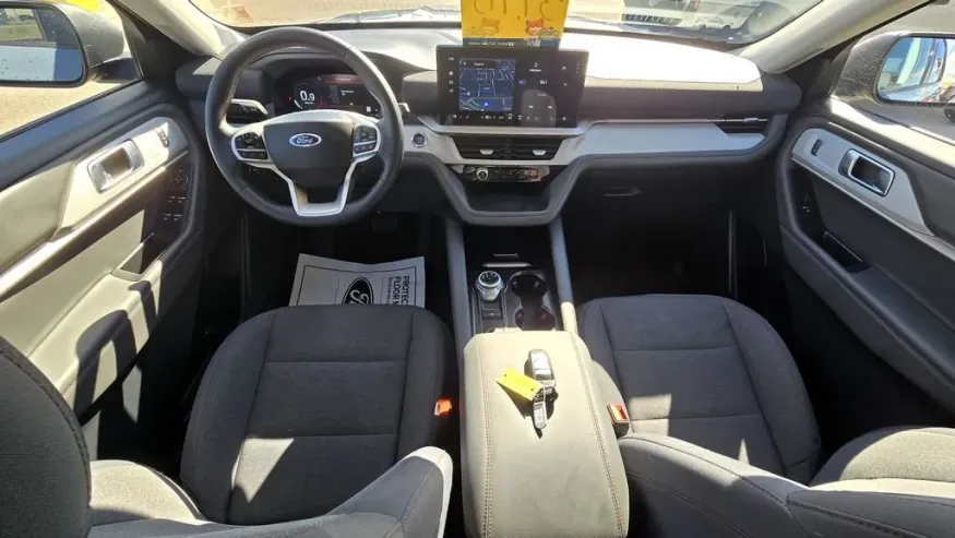2025 Ford Explorer | Photo 25 of 30