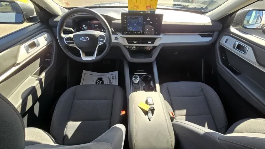 2025 Ford Explorer | Photo 25 of 30