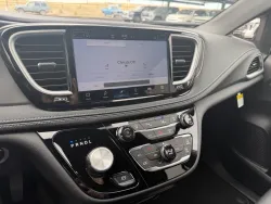 2026 Chrysler Pacifica Select | Thumbnail Photo 16 of 18