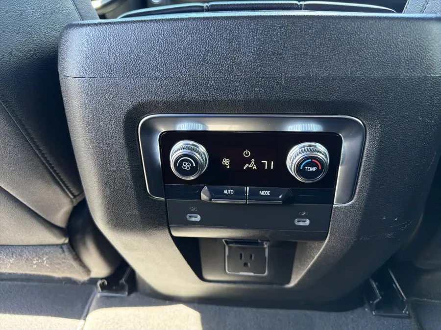 2024 GMC Yukon XL SLT | Photo 12 of 22