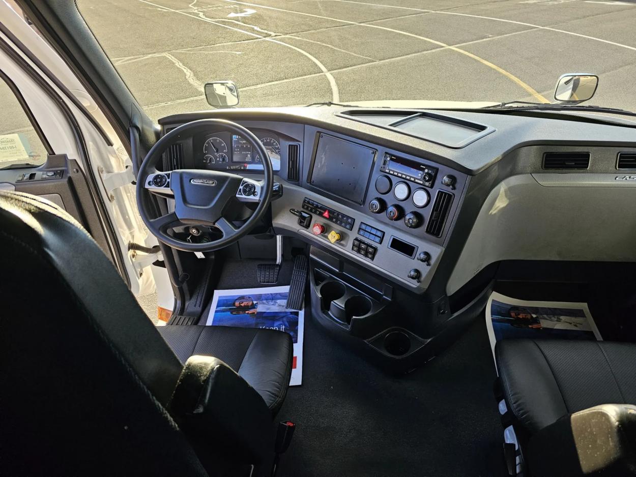 2022 Freightliner Cascadia 126 | Photo 21 of 22