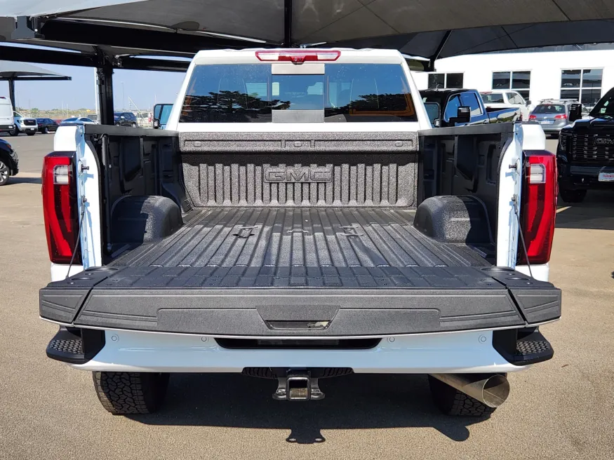 2025 GMC Sierra 3500HD Denali Ultimate | Photo 15 of 32