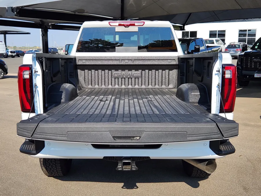 2025 GMC Sierra 3500HD Denali Ultimate | Photo 15 of 32