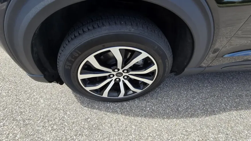 2022 Ford Explorer | Photo 10 of 31